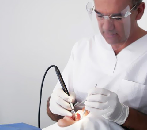 Dentista en Bogot aplicando tratamientos