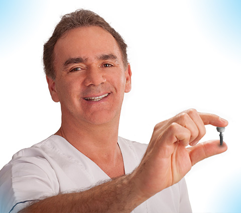 Implantlogo en Bogot sosteniendo implante dental