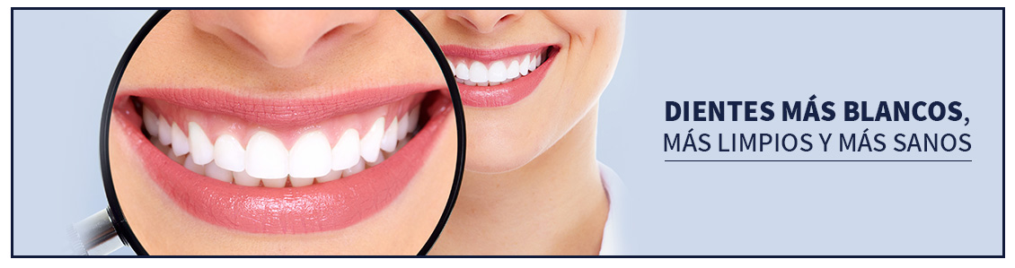 Nuestro blanqueamiento dental en Bogotá está garantizado Paciente que muestra detalle de su blanqueamiento dental Bogotá