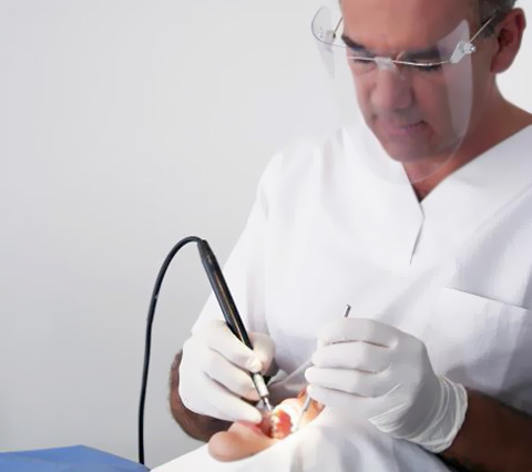 El dentista en Bogotá Francisco Zuluaga es el más profesional Dentista en Bogotá aplicando tratamientos