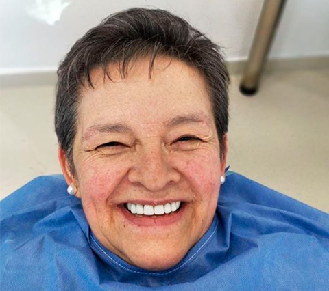 Paciente que usa prótesis dentales en Bogotá