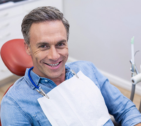 Paciente sonriendo en consultorio odontolgico en Bogot