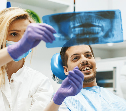 Odontólogo revisando exámenes en consultorio odontológico Bogotá
