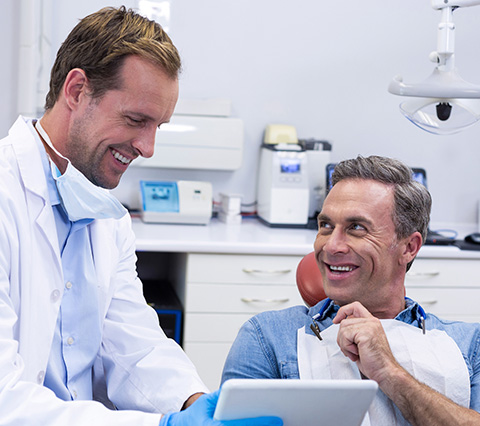 Odontólogo conversando con paciente