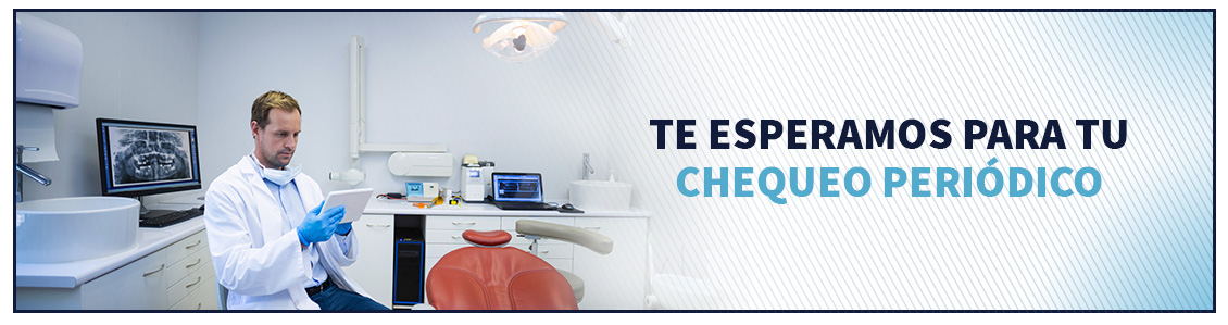 Ven a Clínicas White por tu limpieza dental en Bogotá Odontólogo aplicando limpieza dental en Bogotá