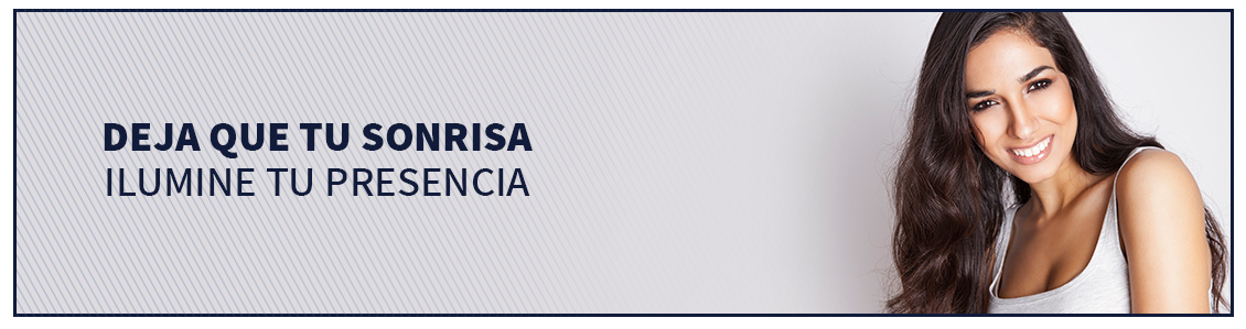Impacta con tu sonrisa gracias a la estética dental Bogotá Paciente de estética dental Bogotá sonriendo
